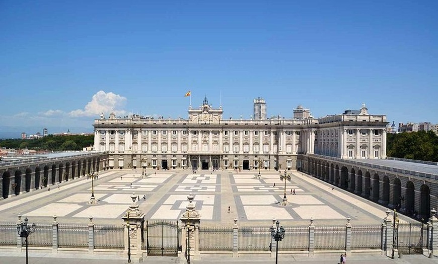 Image 3: Tour a Pie por Madrid con Entrada sin Colas al Palacio Real.