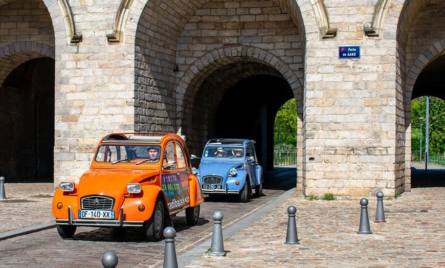 Image 6: Visite privée de 30 minutes de la ville de Lille en 2CV décapotable