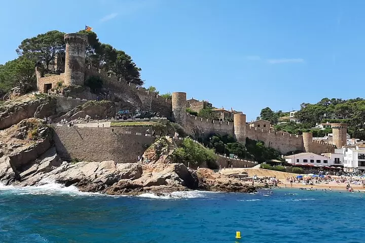 Tour turístico de un día por la Costa Brava con paseo en barco desd...