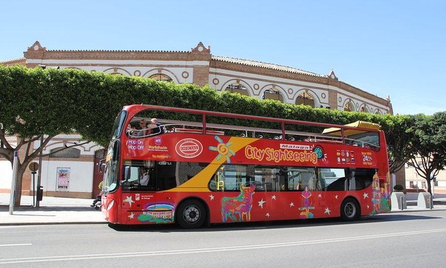 Image 6: Recorrido en autobús turístico con paradas libres por la ciudad de ...