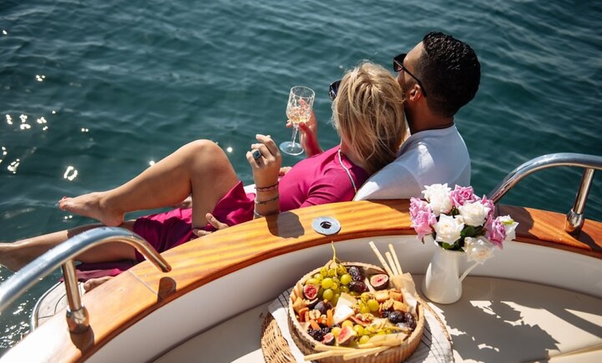 Image 2: Una cita romántica increíble en barco en Barcelona