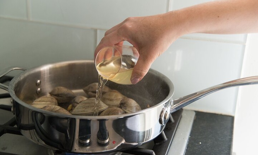 Image 15: Clase de cocina tradicional de tapas + maridaje de vinos (6 platos)