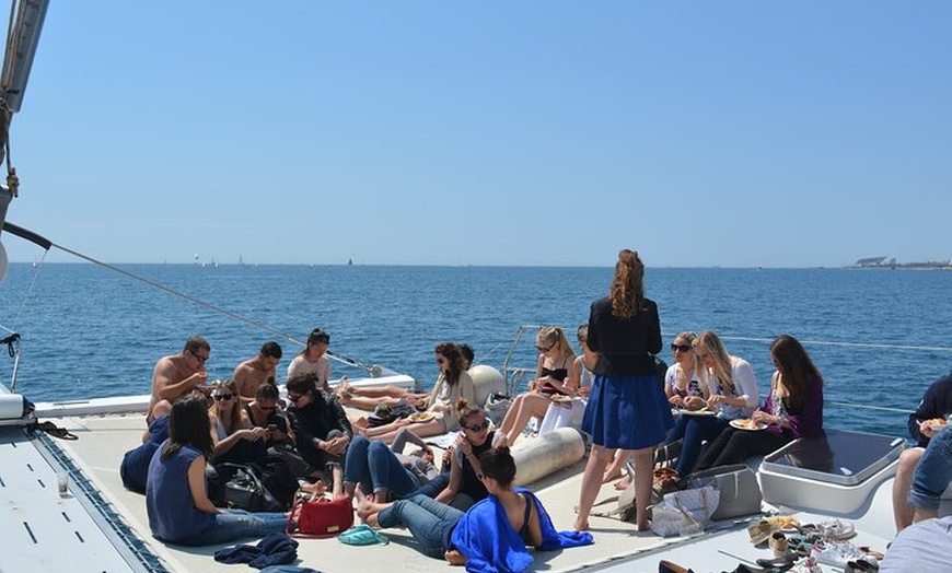 Image 7: Recorrido de fiesta en catamarán para jóvenes