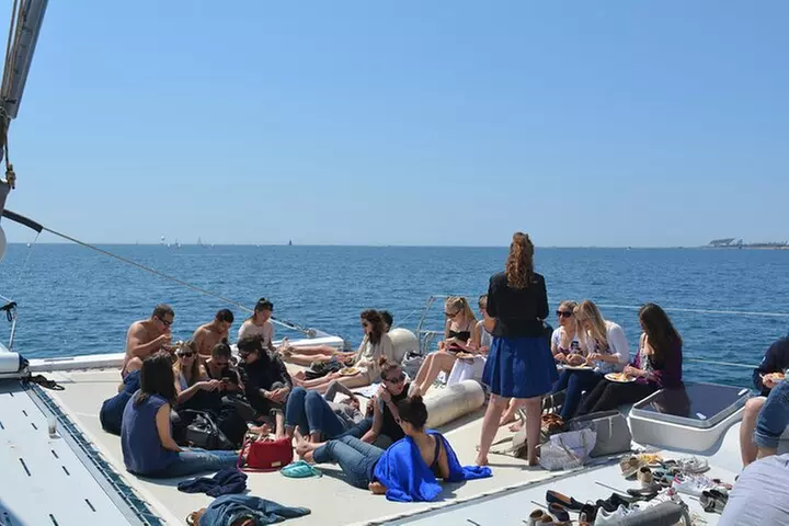 Tour en Catamarán Fiesta en Barcelona para Jóvenes
