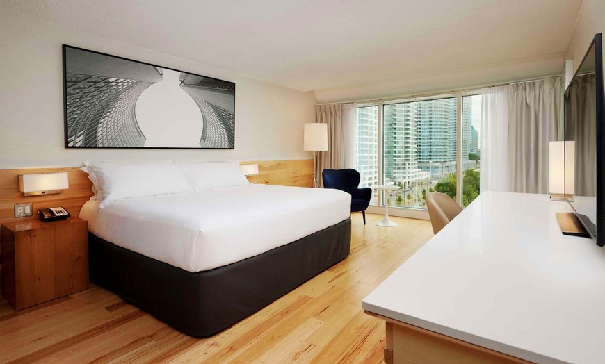 Image 9: ✈ CANADA | Toronto - Radisson Blu Toronto Downtown 4* & Oasis at Ro...