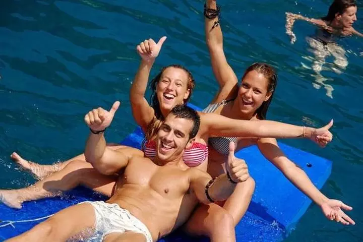 Tour en Catamarán Fiesta en Barcelona para Jóvenes