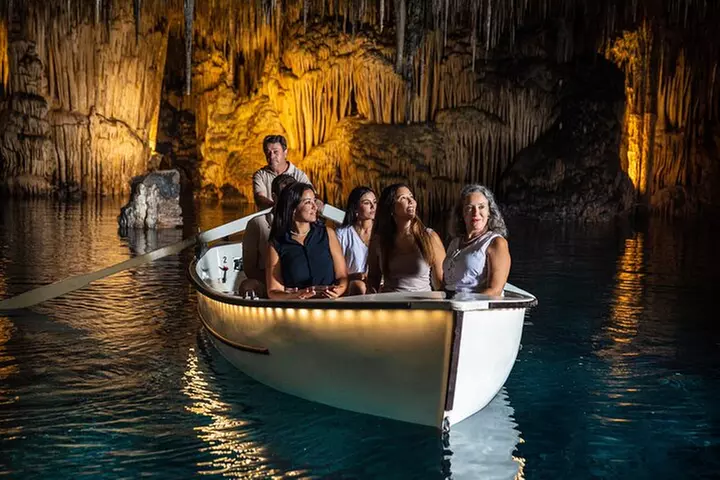 Medio Día a las Cuevas del Drach con Paseo en Barco y Concierto.