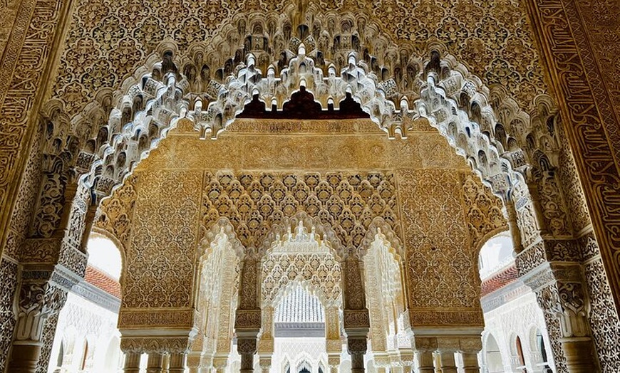 Image 5: Entrada al Palacio de la Alhambra - Joya de la Corona de España