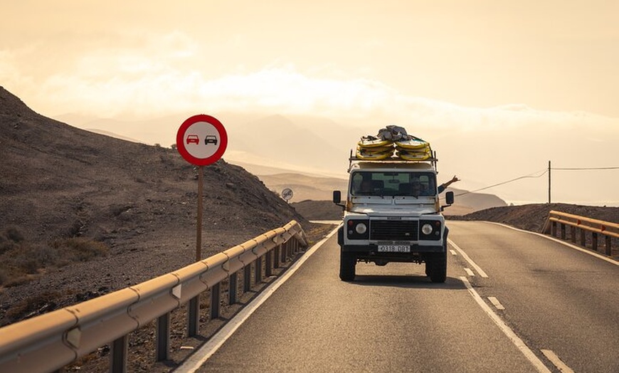 Image 2: Aprende a surfear en las interminables playas del sur de Fuerteventura