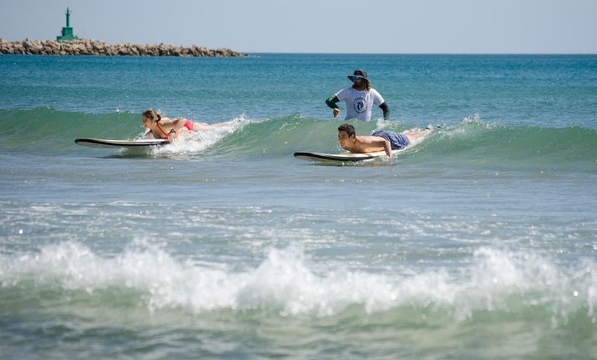 Image 3: Lección de surf en la playa de valencia.