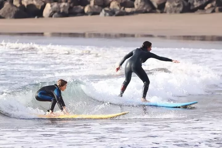 Clase de Surf Grupal en Playa de Las Américas con Fotografías
