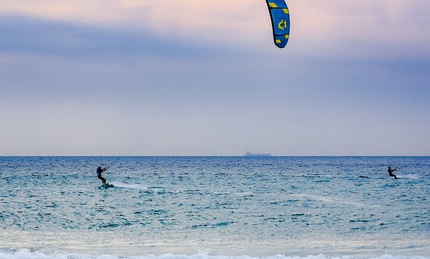 Image 12: Clases de kitesurf en Tarifa - Clases semi-privadas para todos los ...