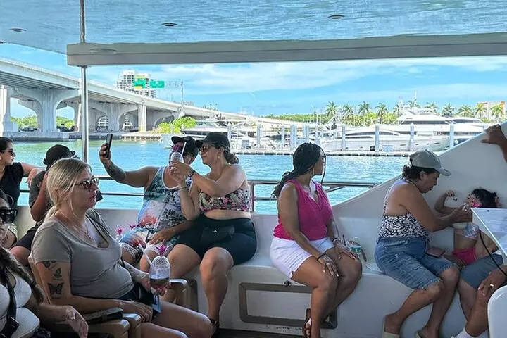 Miami and Bayside 90 min Cruise of Celebrity Islands