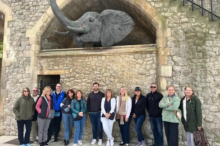 VIP Tower of London and Crown Jewels Tour with Private Beefeater Me...