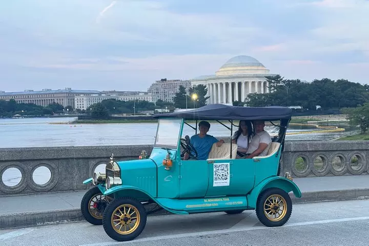Washington DC Sightseeing Tour by Electric cart or Vintage Car