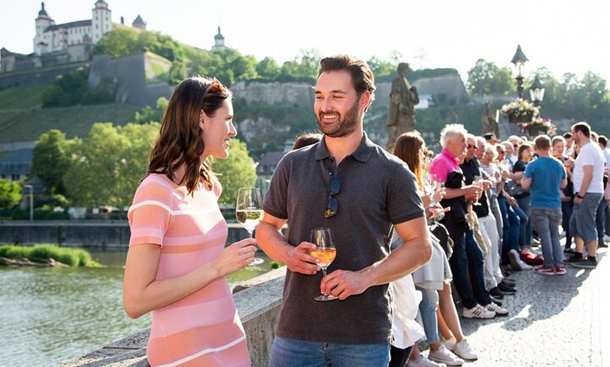 Image 7: Kurzer Spaziergang durch Würzburg mit fränkischem Wein