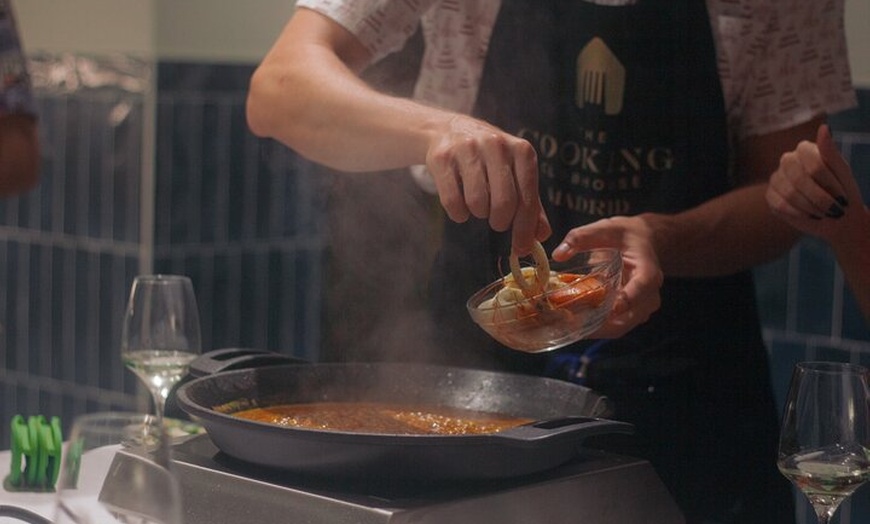 Image 3: Sabor de España: clase de cocina de tapas con maridaje de vinos sin...