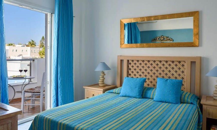 Image 4: ✈ SANTORINI | Kamari - Alesahne Beach Hotel 3* - In riva al mare