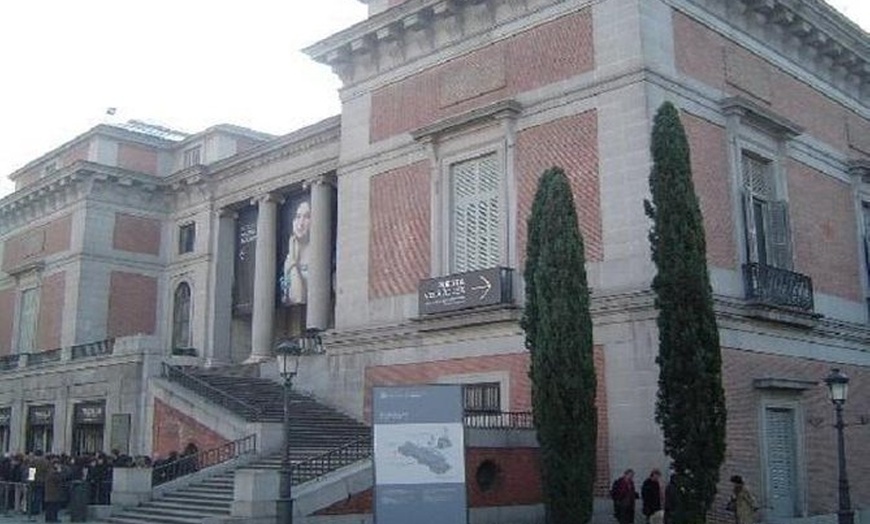 Image 1: Entrada del Museo del Prado en Madrid