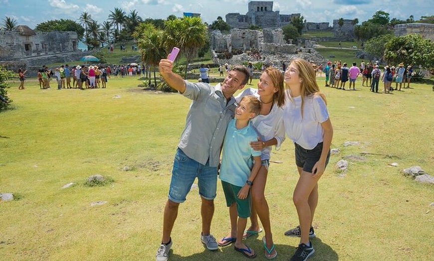 Image 4: Tulum & Dolphin Connection from Cancun