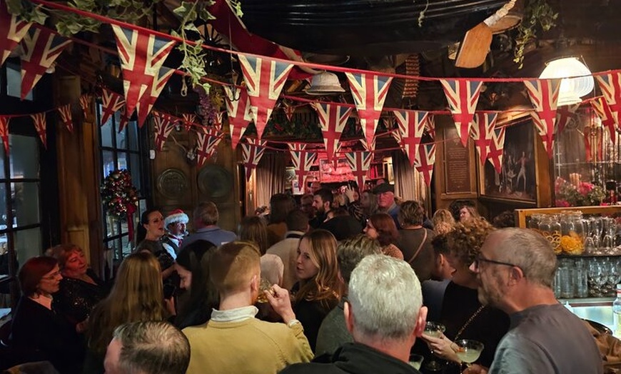 Image 5: Private: Pub Crawl and Sing along London Experience