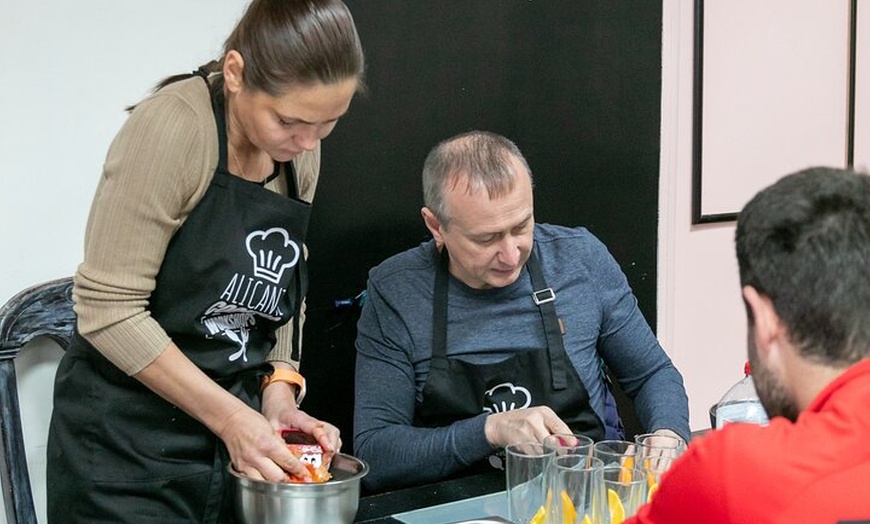 Image 20: Clase de Paella y Sangria con Tapas y Visita al Mercado