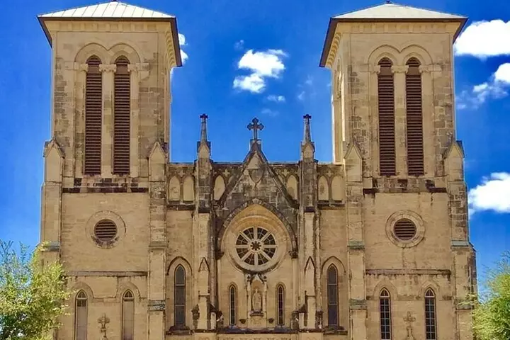 Walking Tour Along the San Antonio Riverwalk And Around Downtown