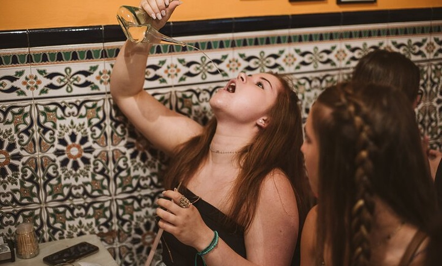 Image 18: Tour gótico de tapas y tabernas por Barcelona