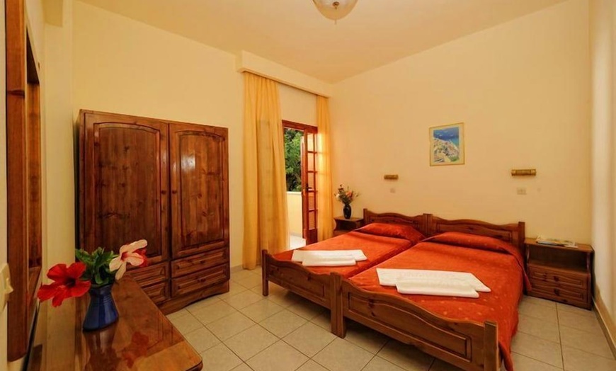Image 5: ✈ KRETA | Stalis - Maria Lambis Apartments 3*, 3 nachten - Buitenzw...