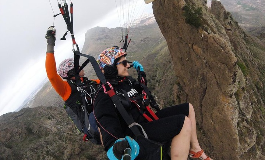 Image 6: Experiencia épica de parapente en Tenerife con el equipo campeón de...