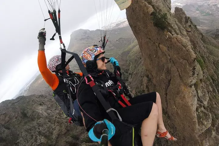 Experiencia épica de parapente en Tenerife con el equipo campeón de...
