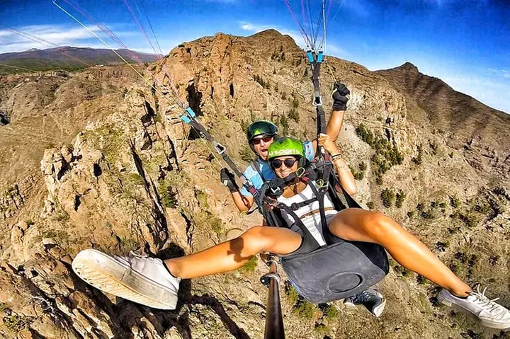 Vuelo en parapente GOLD incluyendo videos / fotos, camiseta y una b...