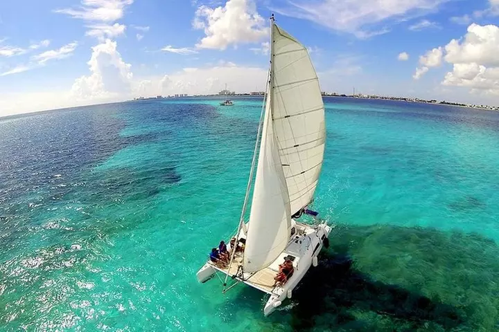 Top Sailing to Isla Mujeres with lunch and open bar from Cancun