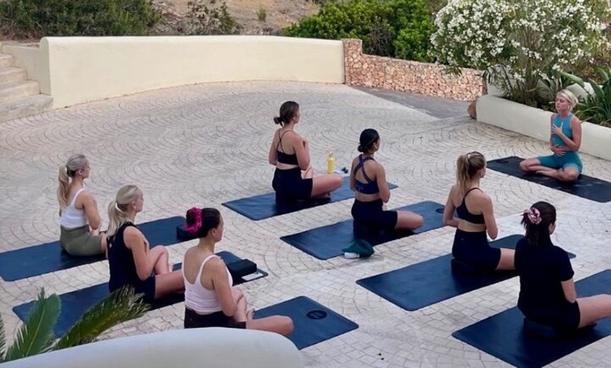 Image 2: Clase privada de yoga en tu villa, (vacaciones) en casa o evento – ...