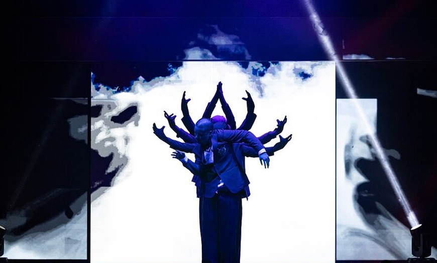 Image 33: Wintergarten Varieté "FLYING LIGHTS" inkl. Flying Steps