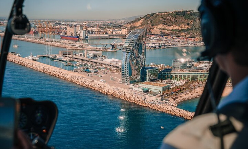 Image 6: Tour a pie en helicóptero, velero y casco antiguo de Barcelona