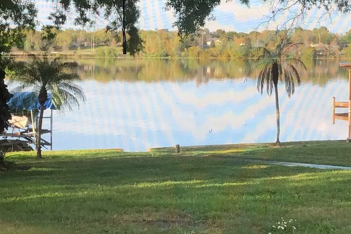 Pontoon Pub Crawl, 5 Lakeside Pubs and Restaurants Visit by Boat