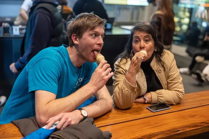 Melbourne: Progressive Dinner Tour - Chinatown, Laneways & Drink