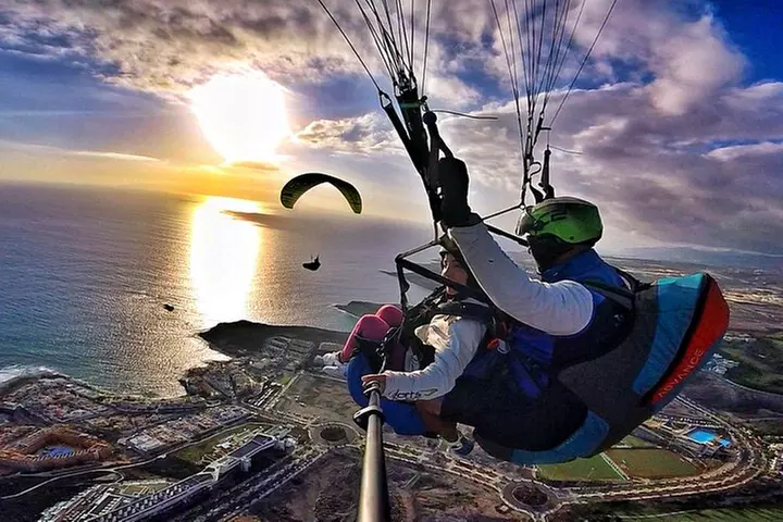 Vuelo en parapente GOLD incluyendo videos / fotos, camiseta y una b...