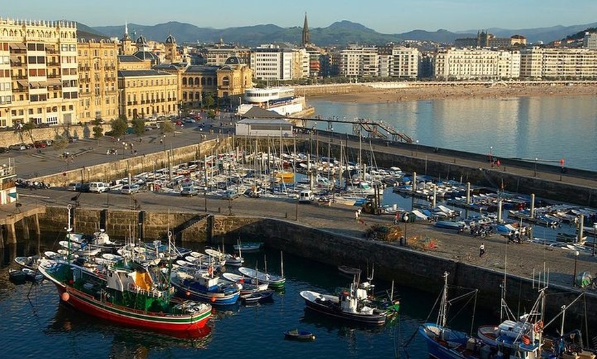 Image 6: Recorrido a pie por San Sebastián con un pintxo y una bebida