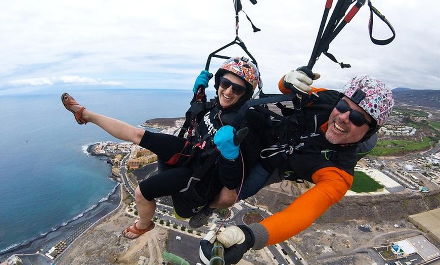 Image 2: Experiencia épica de parapente en Tenerife con el equipo campeón de...