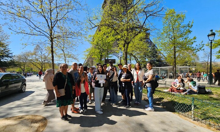 Image 1: Visite guidée de la Tour Eiffel par ascenseur 2ème étage et Top Opt
