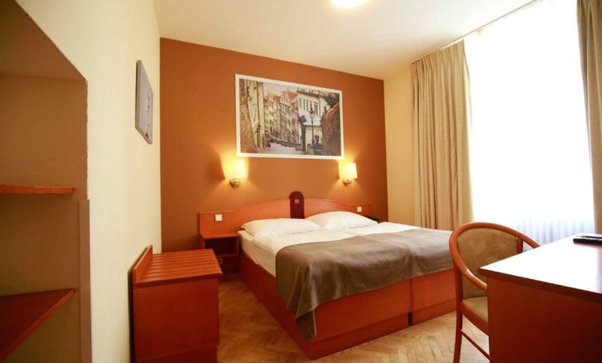 Image 2: ✈ REPUBBLICA CECA | Praga - Hotel Merkur 4* - City break