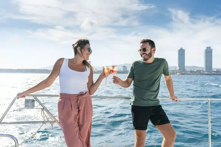 Crucero en catamarán por Barcelona con tapa y bebida incluidas