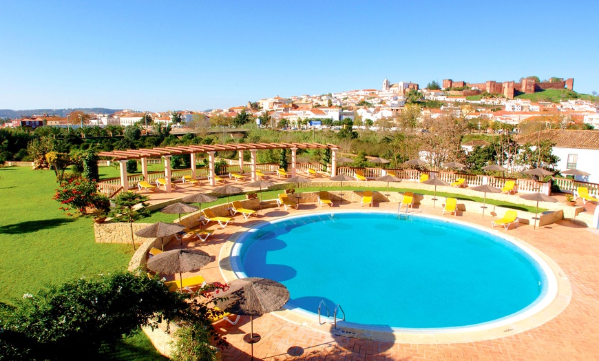Image 1: ✈ ALGARVE | Silves - Colina dos Mouros 3*, 2 nuit - Piscine extérieure