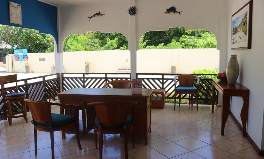 Image 12: ✈ SEYCHELLES | Ile de Praslin - Hotel Villas de Mer 3* - Bord de mer