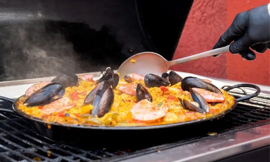 Image 28: Barbacoa Paella en una terraza en Barcelona con un chef