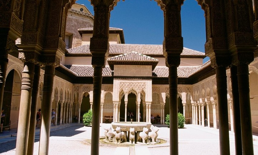 Image 2: Evite las colas Excursión de medio día a la Alhambra y los Jardines...