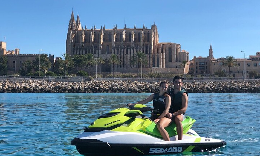 Image 1: Excursión en Moto de Agua a la Catedral de Palma