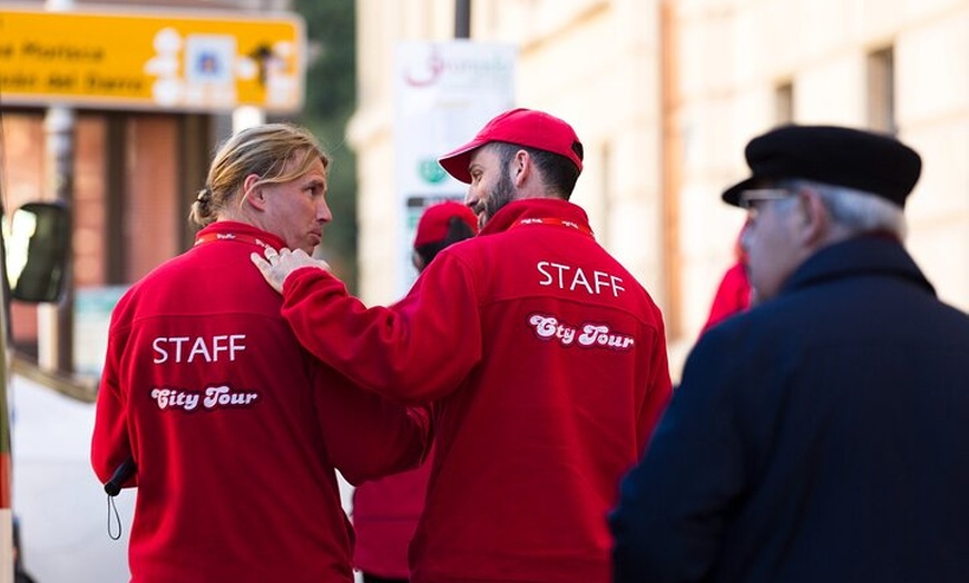 Image 10: Granada City Tour Subir y bajar del tren